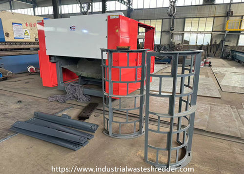 Últimas notícias da empresa sobre Modelo 2400F com malha de peneira de reserva para a Rússia Cliente de sacos Jumbo, máquina de pré-corte de sacos grandes de PP, triturador de sacos de PP, grande capacidade