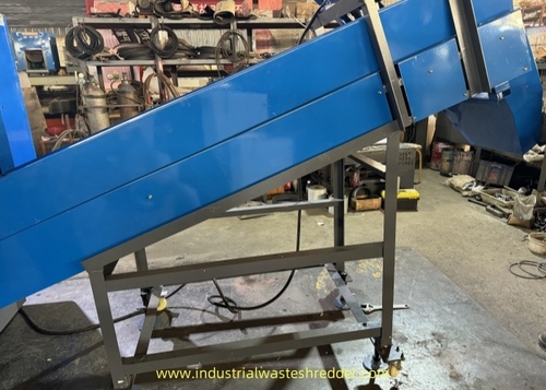 Últimas notícias da empresa sobre Conveyor de saída móvel e ajustável em altura para o triturador de reciclagem de resíduos, moinho de lâminas rotativas