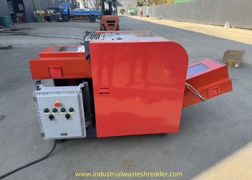 Últimas notícias da empresa sobre Máquina de triturador de fibras de carbono, motor à prova de explosão para uso laboratorial