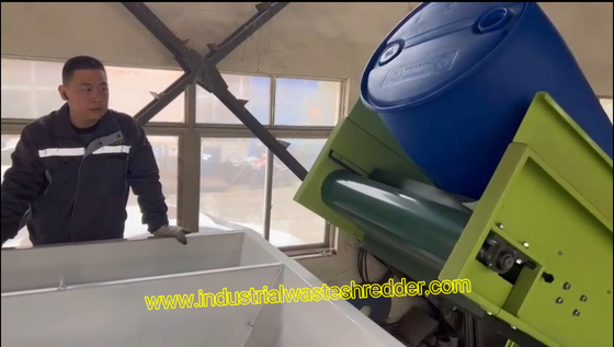 Bom preço. Triturador de barris de plástico de alta eficiência, triturador de barril de duplo eixo de tambor IBC de 200L de HDPE com CE, triturador de tambor de plástico de galão 1000kg por hora, triturador pré-triturador de tambor de plástico químico on-line